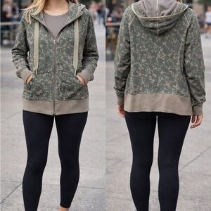CAbi Marathon Jacket Olive and Beige Patterned Hoodie size Large.  EUC